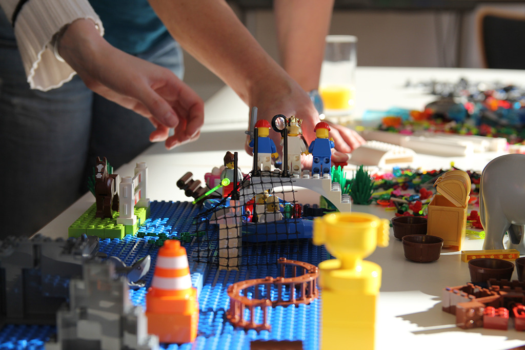 LEGO® SERIOUS PLAY® (LSP) ist eine von LEGO entwickelte Methode, die spielerische Elemente
        mit der Bearbeitung von Geschäftsproblemen und strategischen Fragen verbindet.