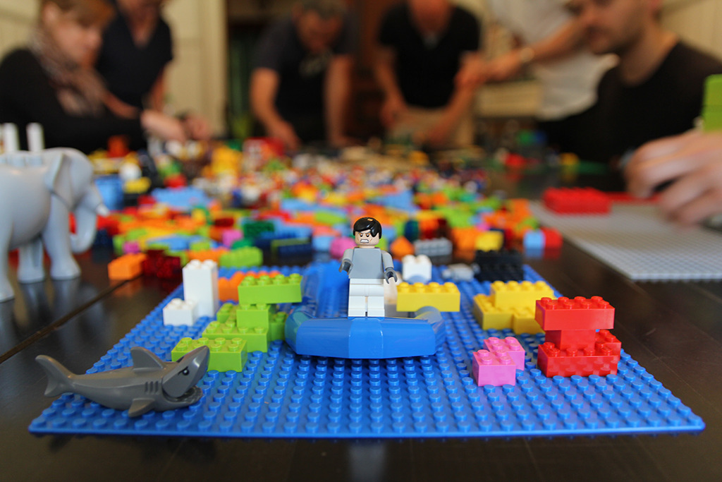 "LEGO® SERIOUS PLAY® (LSP) ist eine von LEGO entwickelte Methode, die spielerische
                Elemente mit
                der Bearbeitung von Geschäftsproblemen und strategischen Fragen verbindet."