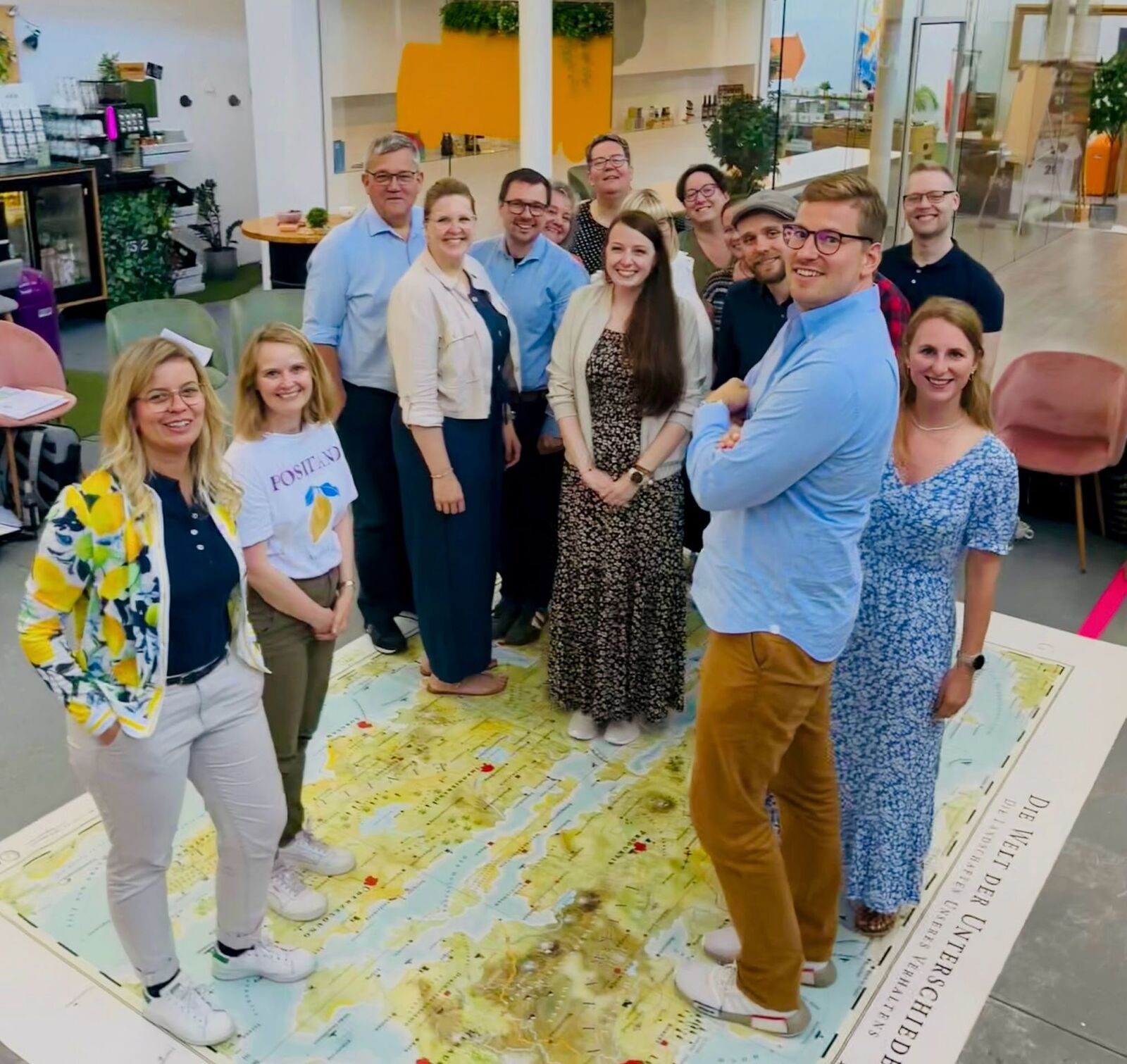 "Ein Marketing Team legt im MapsTell Workshop die Karten auf den Tisch"